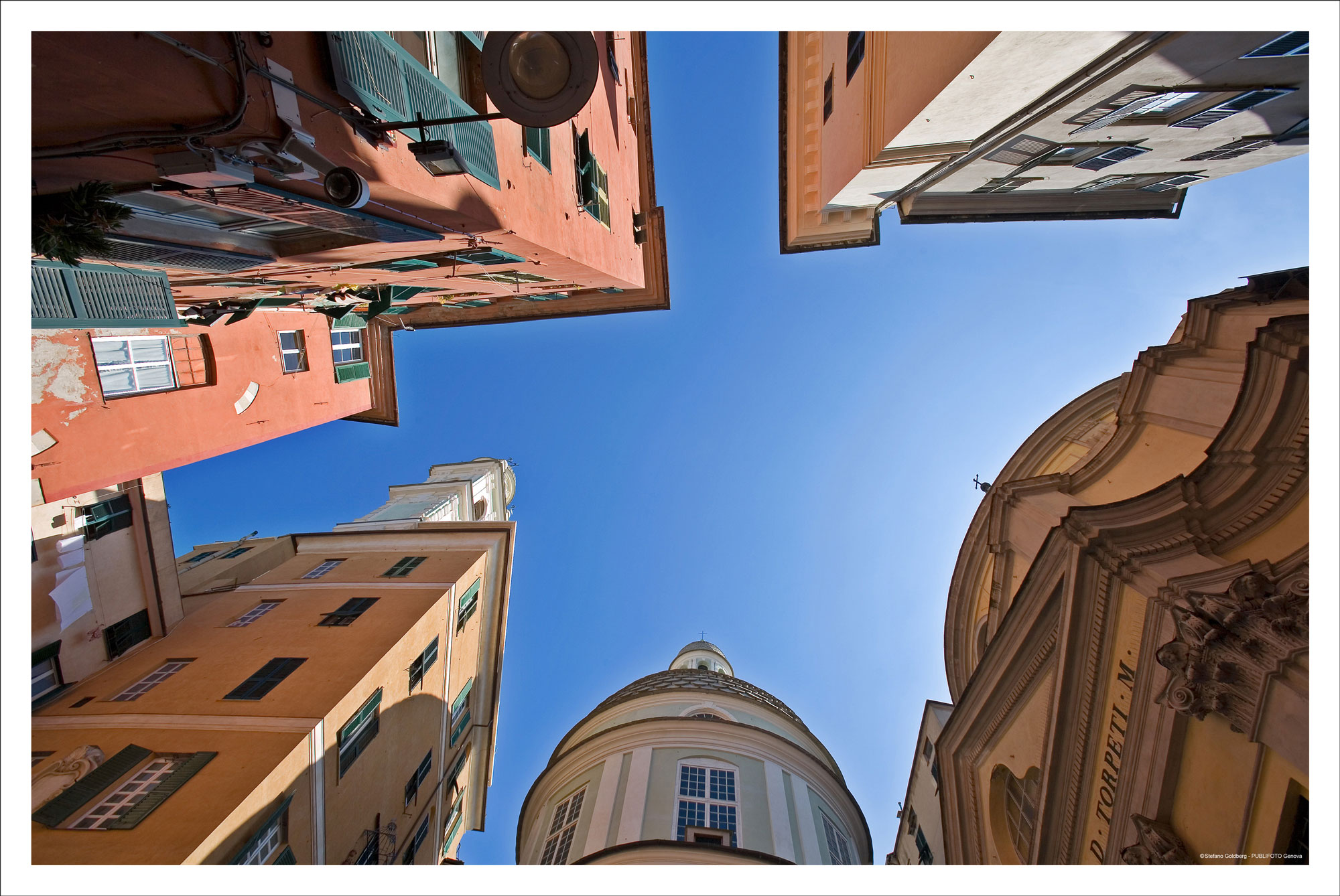 Genova_uno-scorcio-di-cielo-sui-vicoli-del-centro-storico