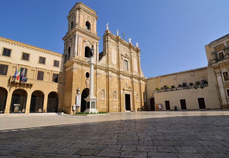 Brindisi_piazza-del-duomo