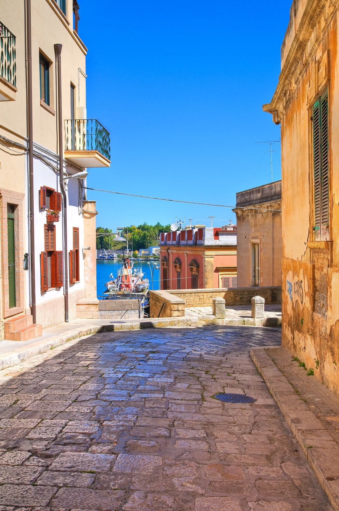 Brindisi_i-vicoli-del-porto
