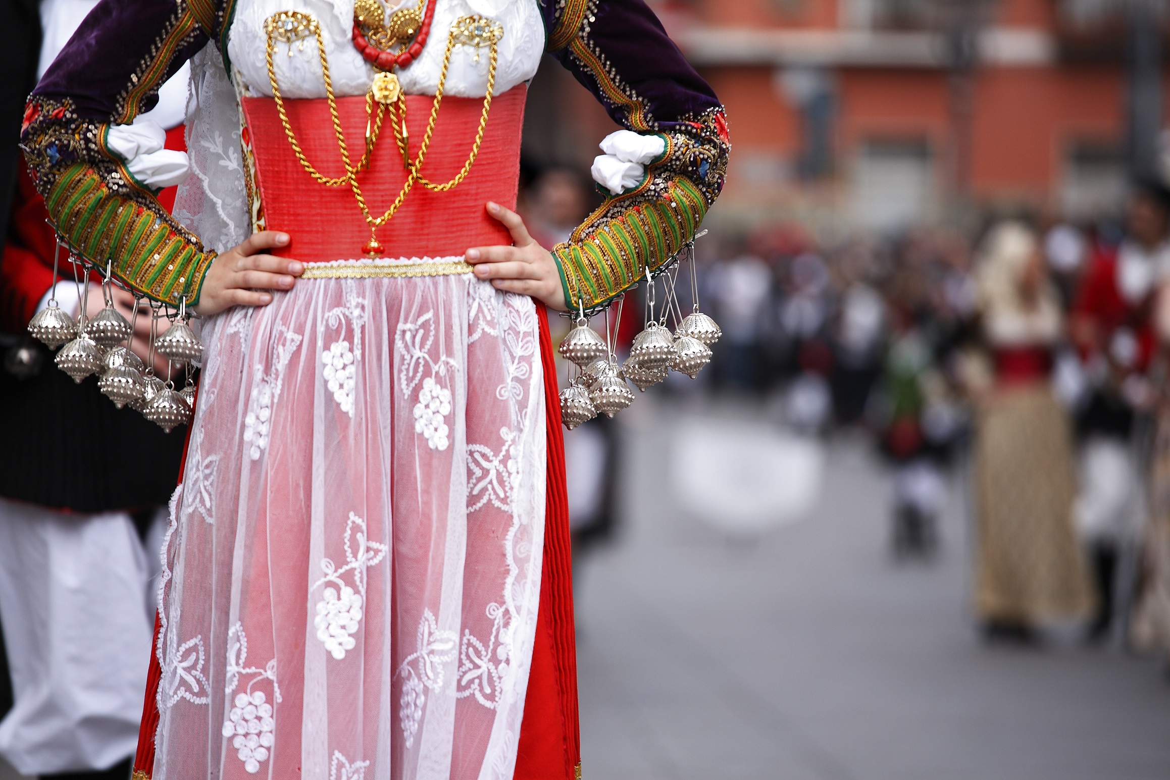 Cagliari_donna-in-abito-tradizionale-sardo