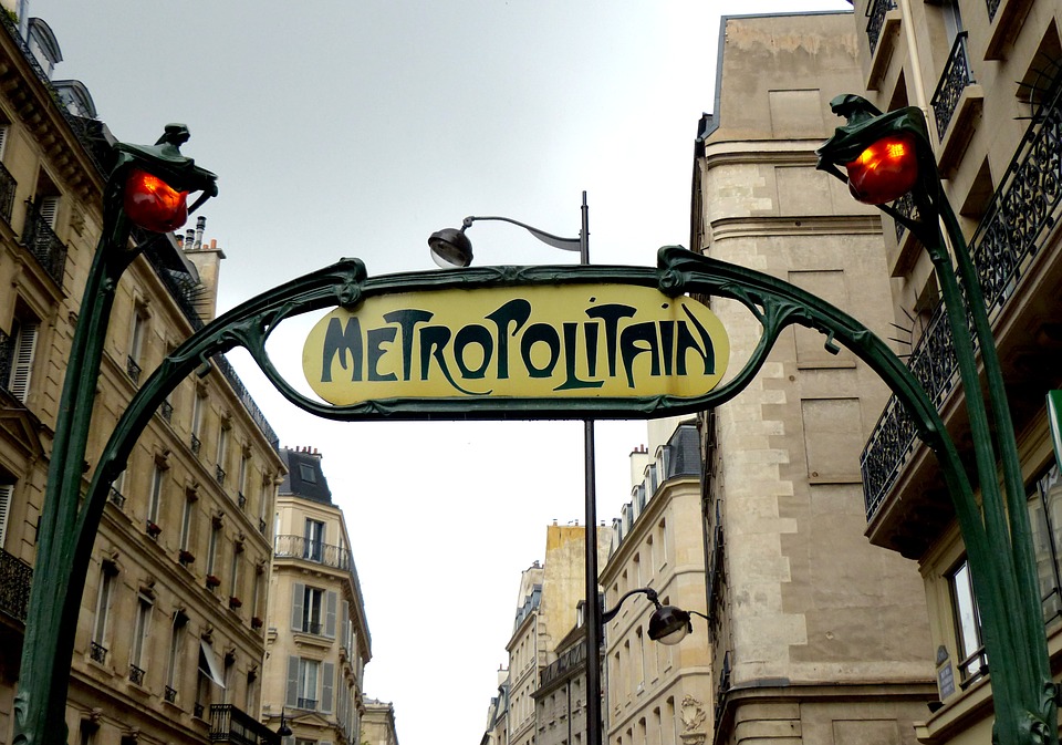 Parigi - Insegna della metropolitana in stile Liberty