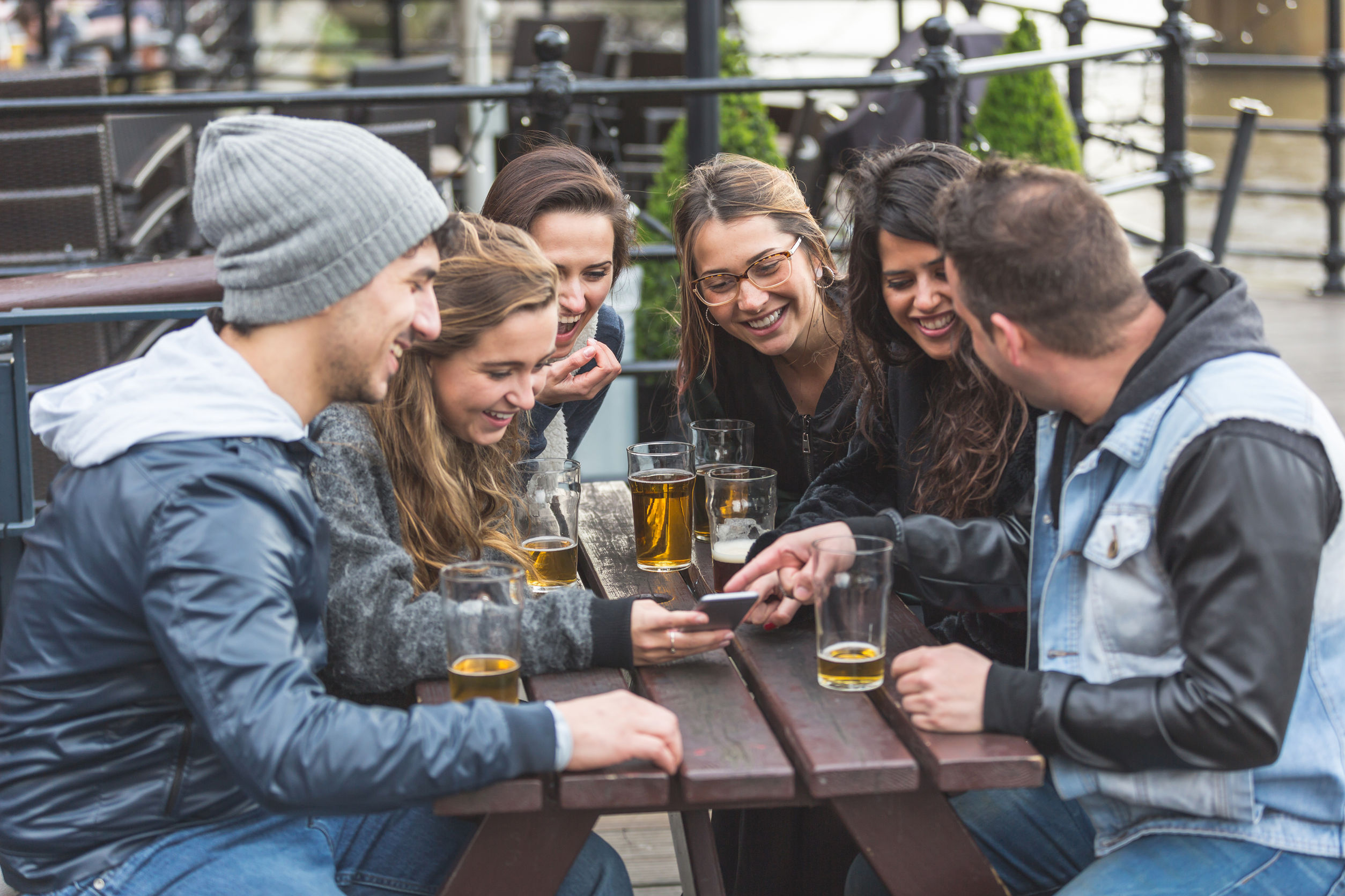 Ragazzi bevono una birra fuori da un pub