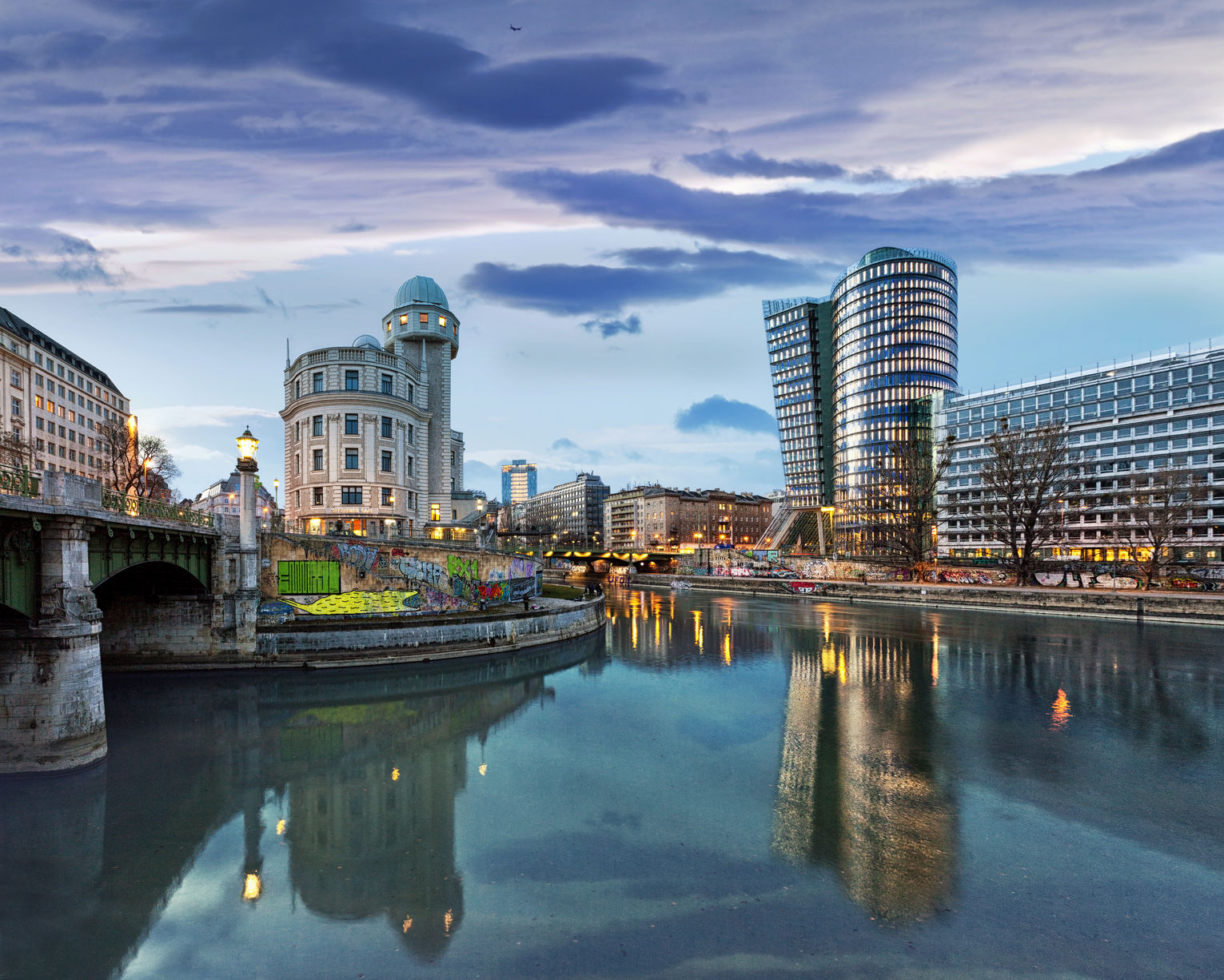 Vienna - Canale del Danubio e la nuova UNIQA-Tower