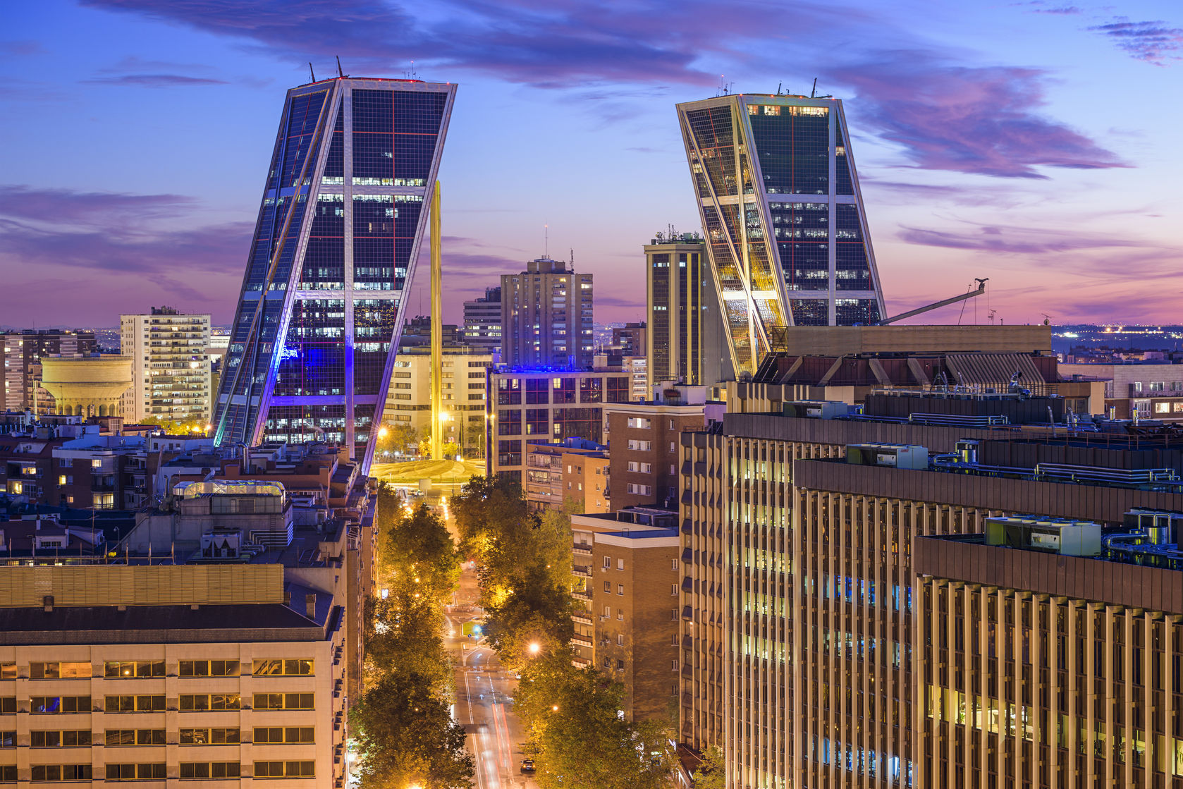 Madrid, skyline del distretto finanziario al crepuscolo