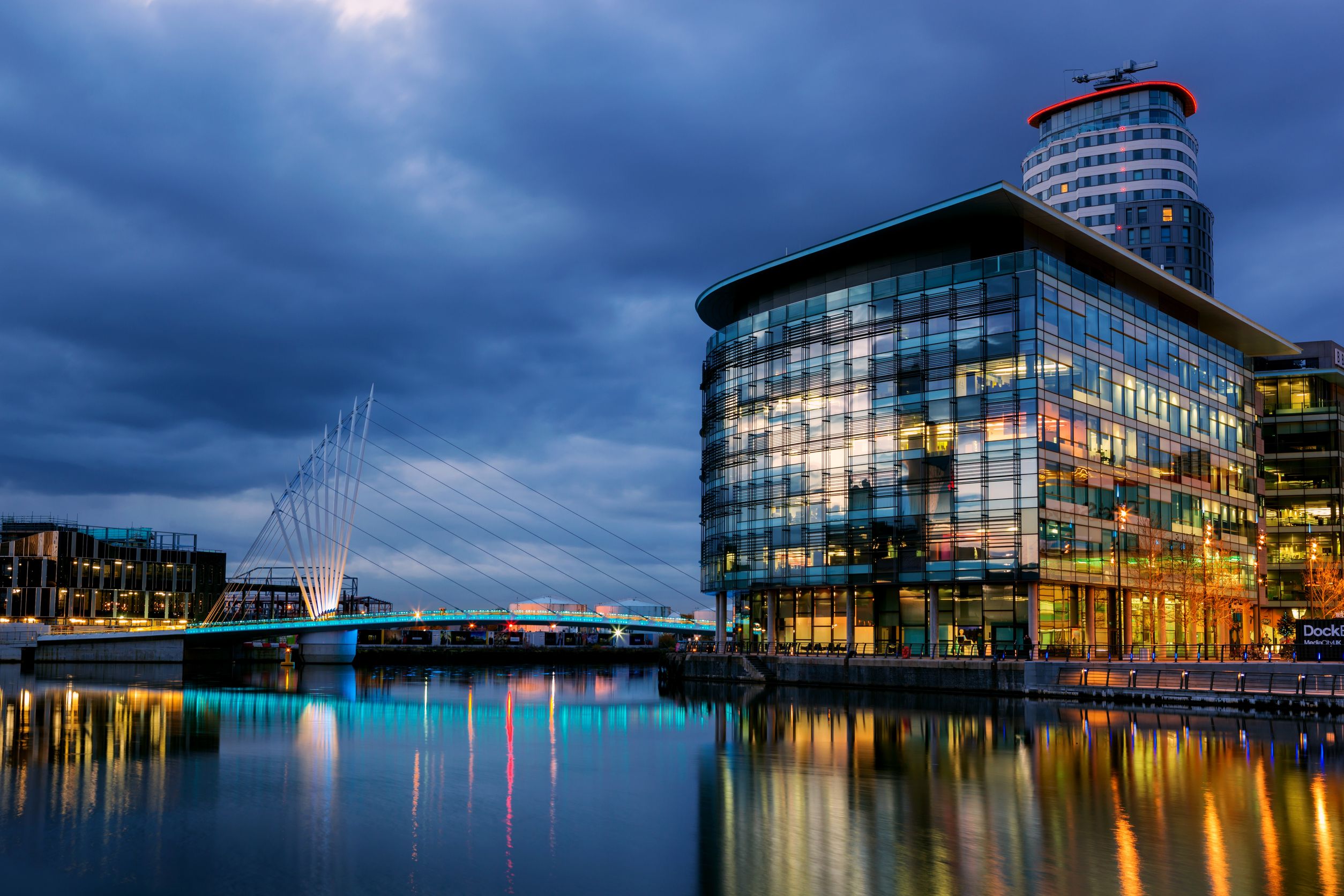 Il ponte pedonale che collega BBC Media City e Imperial War Museum a Salford Quays a Manchester