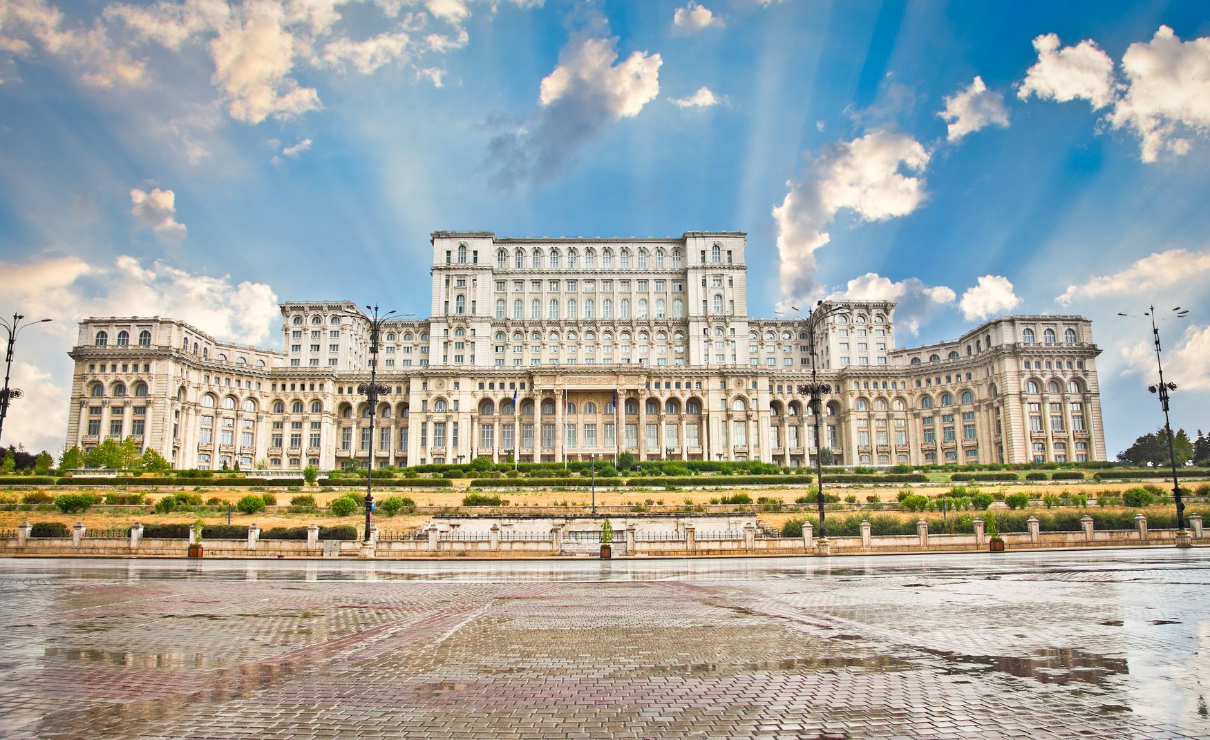 Bucarest - Il Parlamento della Romania è il secondo edificio più grande al mondo