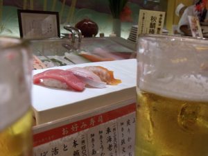 Giappone - Sushi al banco in un ristorante tipico di Kyoto